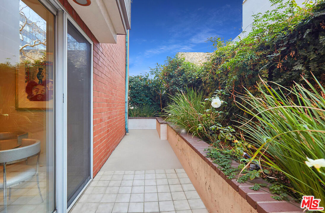 Beverly Hills, California, 90211, United States, 2 Bedrooms Bedrooms, ,3 BathroomsBathrooms,Residential,For Sale,1897211