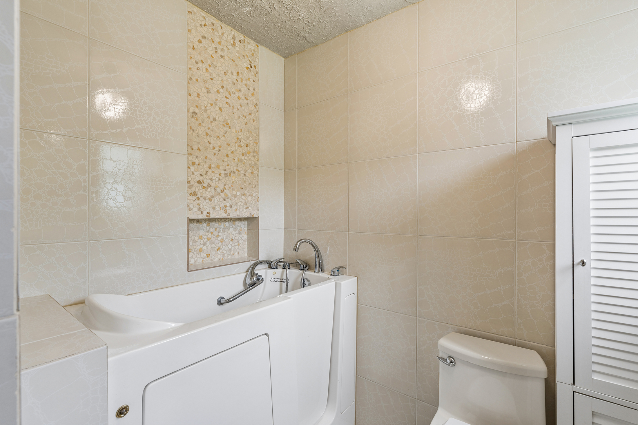  Charming Bungalow Offers Flexible Living Spaces and Impressive 0.6+/- Acre Lot - 物件實景