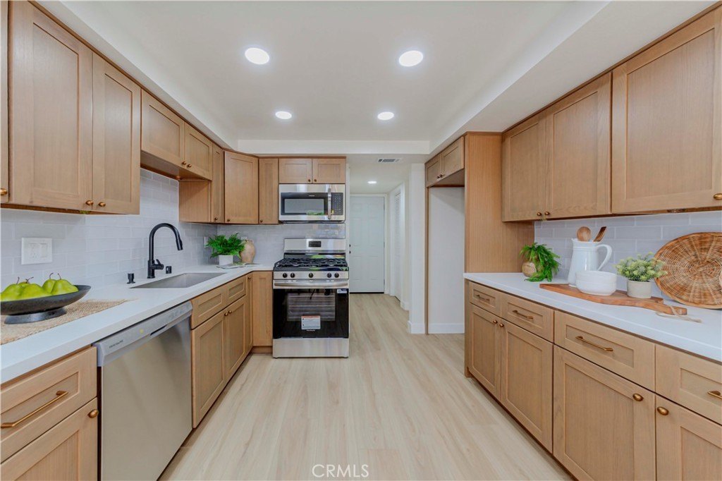 Fullerton, California, 92833, United States, 2 Bedrooms Bedrooms, ,3 BathroomsBathrooms,Residential,For Sale,1890982
