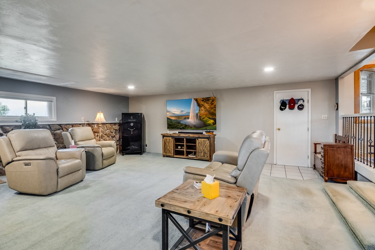 Cheyenne, Wyoming, 82009, United States, 3 Bedrooms Bedrooms, ,2 BathroomsBathrooms,Residential,For Sale,1976817