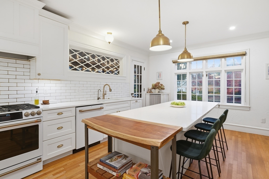 Holyoke, Massachusetts, 01040, United States, 5 Bedrooms Bedrooms, ,4 BathroomsBathrooms,Residential,For Sale,1991316