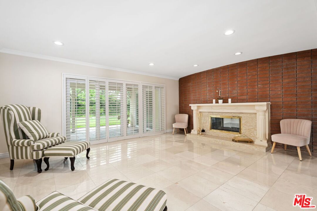 Los Angeles, California, 90056, United States, 5 Bedrooms Bedrooms, ,3 BathroomsBathrooms,Residential,For Sale,1987741