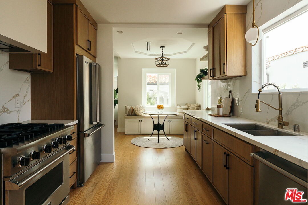 Los Angeles, California, 90019, United States, 4 Bedrooms Bedrooms, ,4 BathroomsBathrooms,Residential,For Sale,1889946