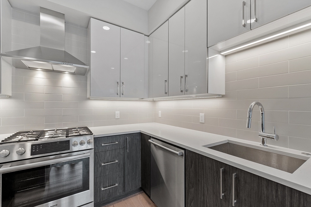 Somerville, Massachusetts, 02143, United States, 2 Bedrooms Bedrooms, ,2 BathroomsBathrooms,Residential,For Sale,1938695