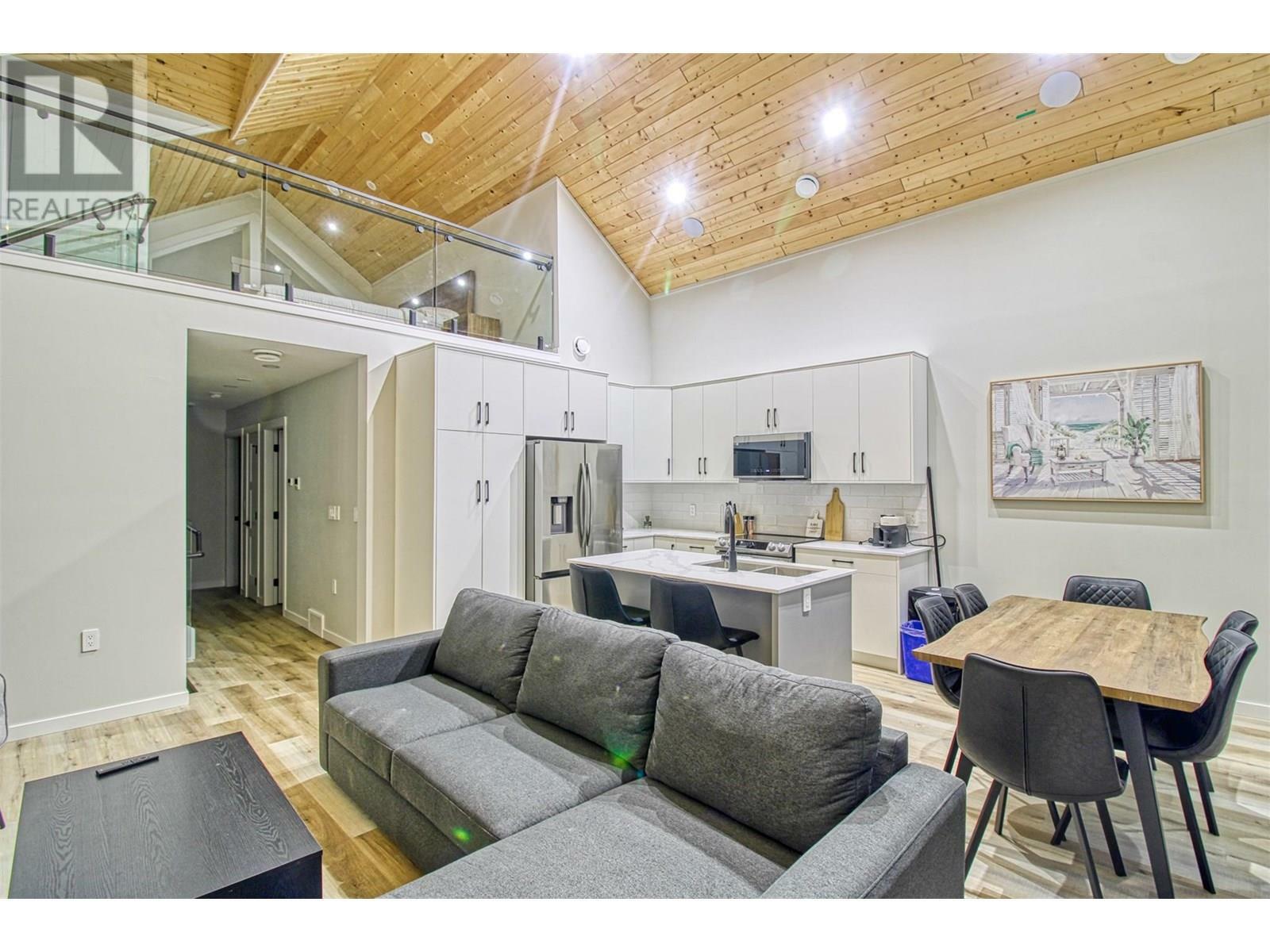 KELOWNA, British Columbia, V1Z 3R8, CA, 3 Bedrooms Bedrooms, ,2 BathroomsBathrooms,Residential,For Sale,1865801