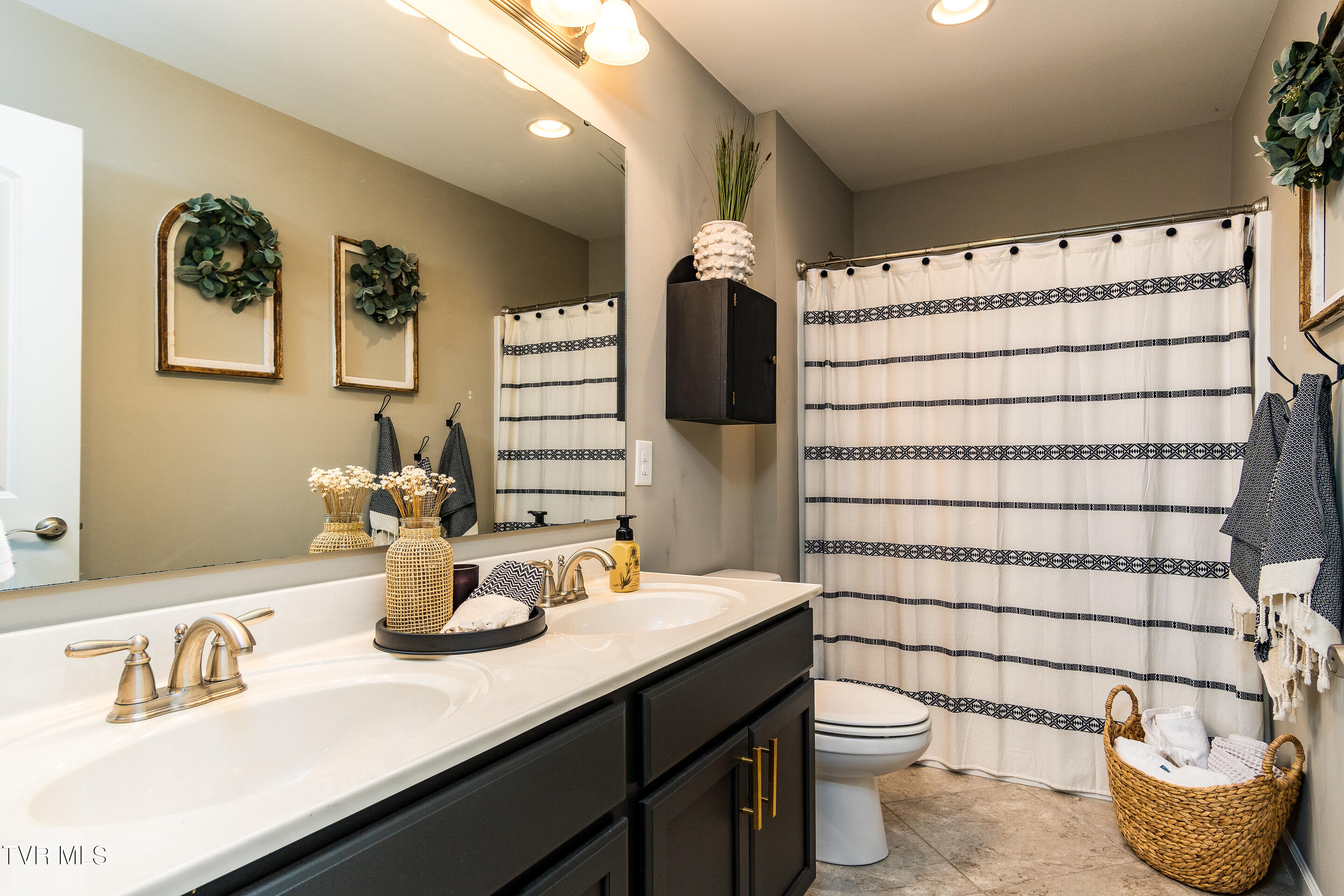 Piney Flats, Tennessee, 37686, United States, 4 Bedrooms Bedrooms, ,4 BathroomsBathrooms,Residential,For Sale,1988527