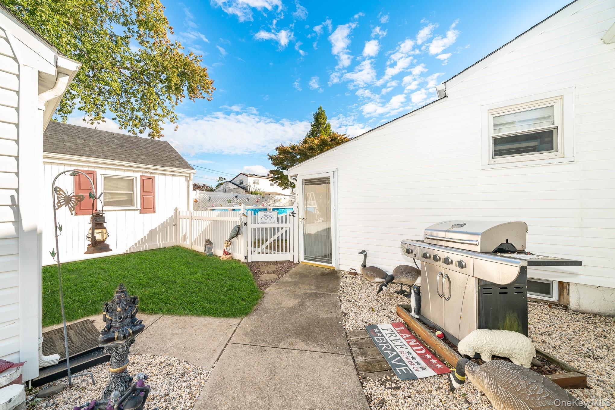 Bay Shore, New York, 11706, United States, 3 Bedrooms Bedrooms, ,1 BathroomBathrooms,Residential,For Sale,1980565