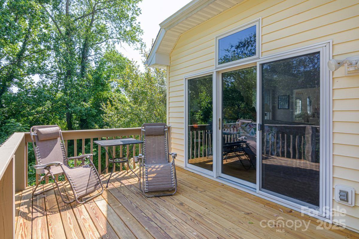 Hendersonville, North Carolina, 28739, United States, 3 Bedrooms Bedrooms, ,2 BathroomsBathrooms,Residential,For Sale,1974485