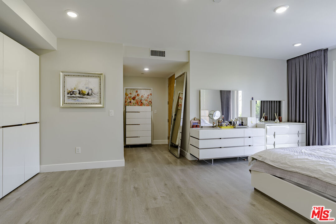 Los Angeles, California, 90010, United States, 3 Bedrooms Bedrooms, ,3 BathroomsBathrooms,Residential,For Sale,1992003