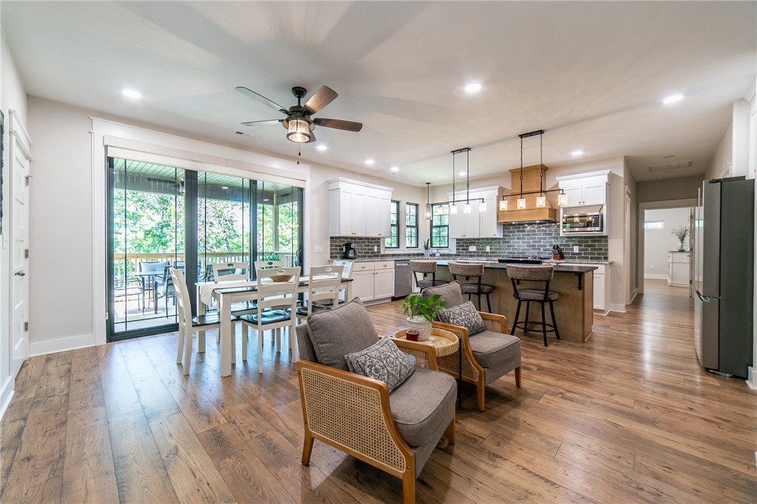 Bella Vista, Arkansas, 72714, United States, 3 Bedrooms Bedrooms, ,3 BathroomsBathrooms,Residential,For Sale,1959156