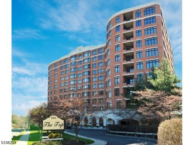 Maplewood Twp., New Jersey, 07040, United States, 2 Bedrooms Bedrooms, ,3 BathroomsBathrooms,Residential,For Sale,1913781