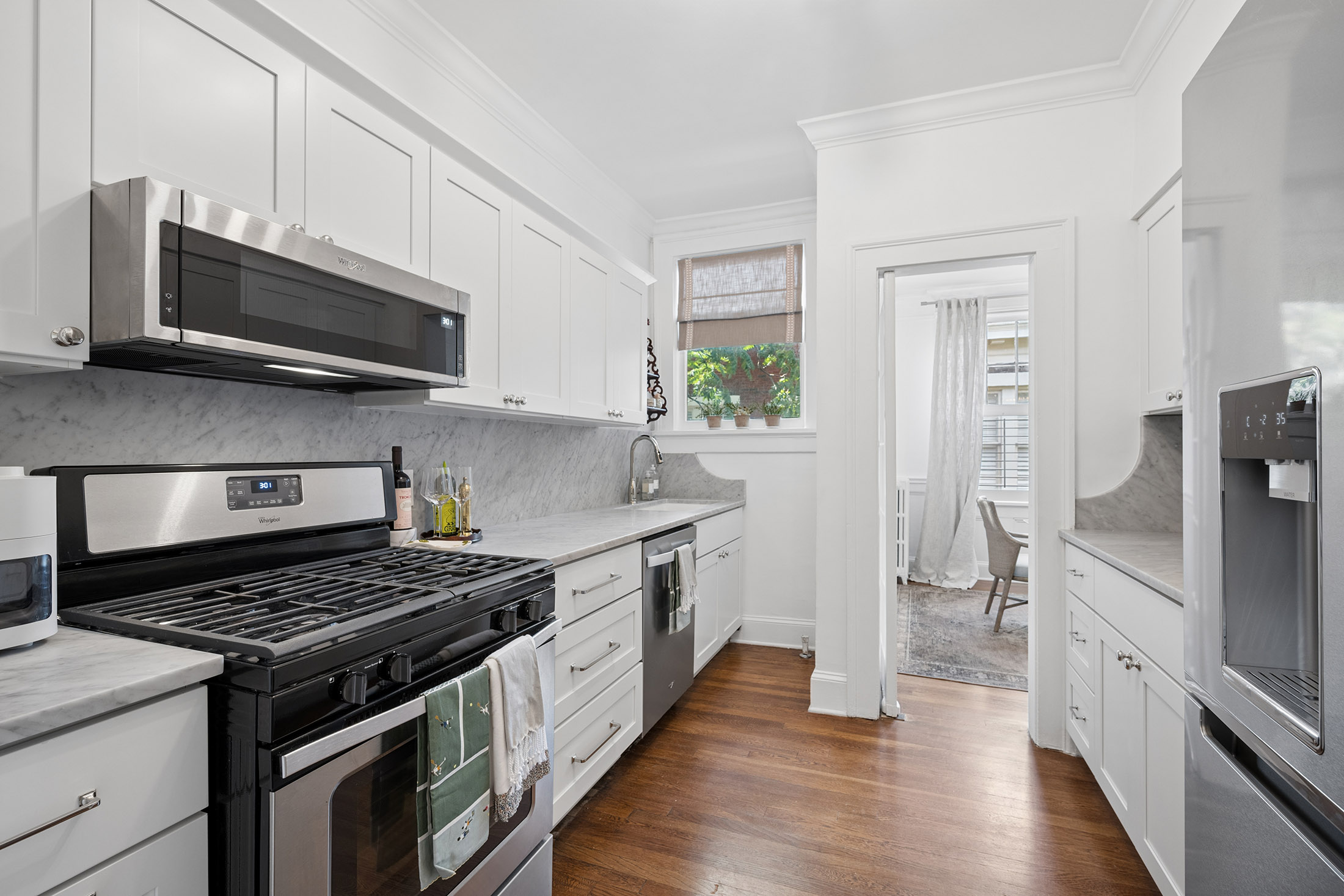  Beautiful Top Floor End Unit Condo Combines Historic Charm and Modern Finishes - 物件實景