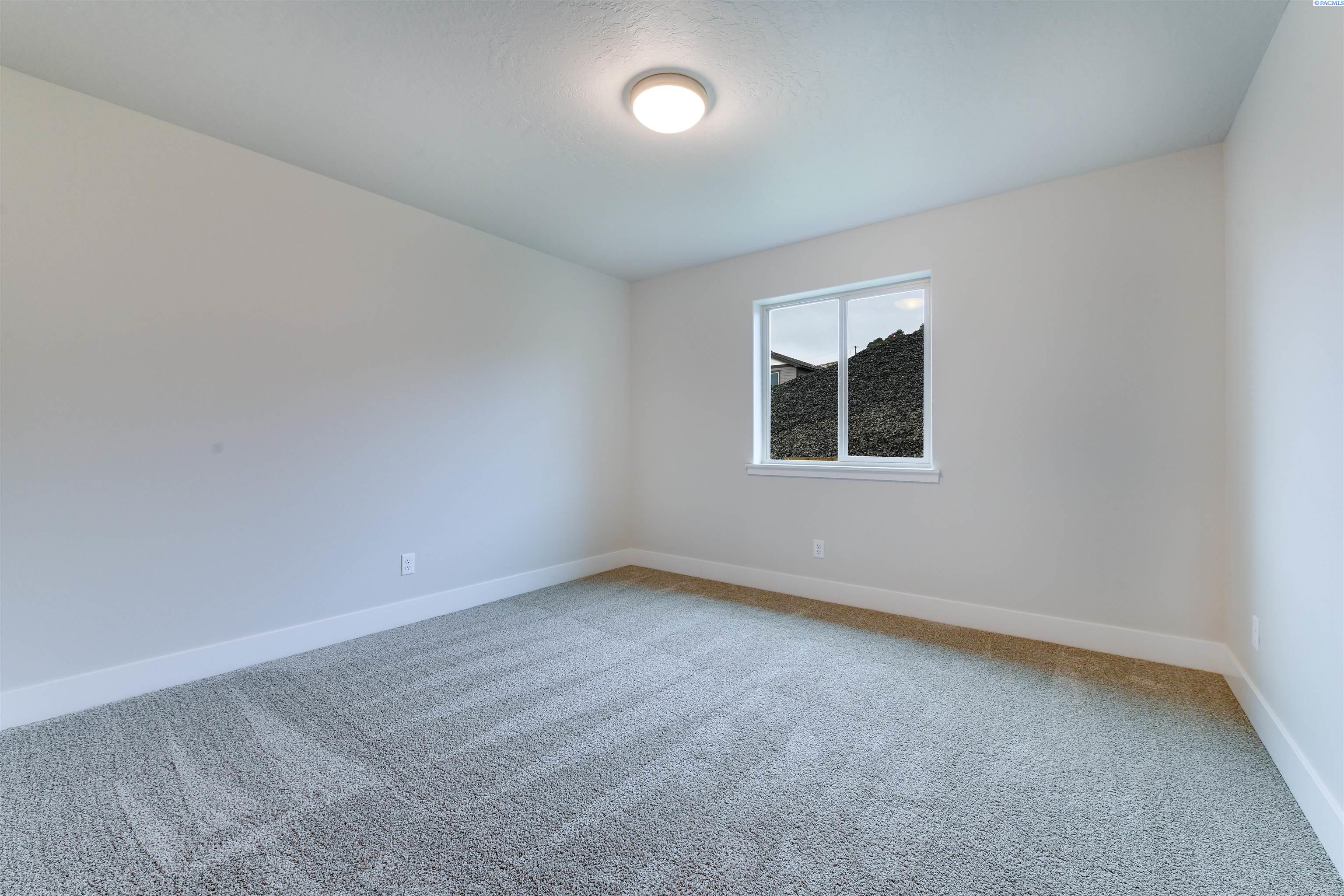 Kennewick, Washington, 99338, United States, 4 Bedrooms Bedrooms, ,1 BathroomBathrooms,Residential,For Sale,1933332