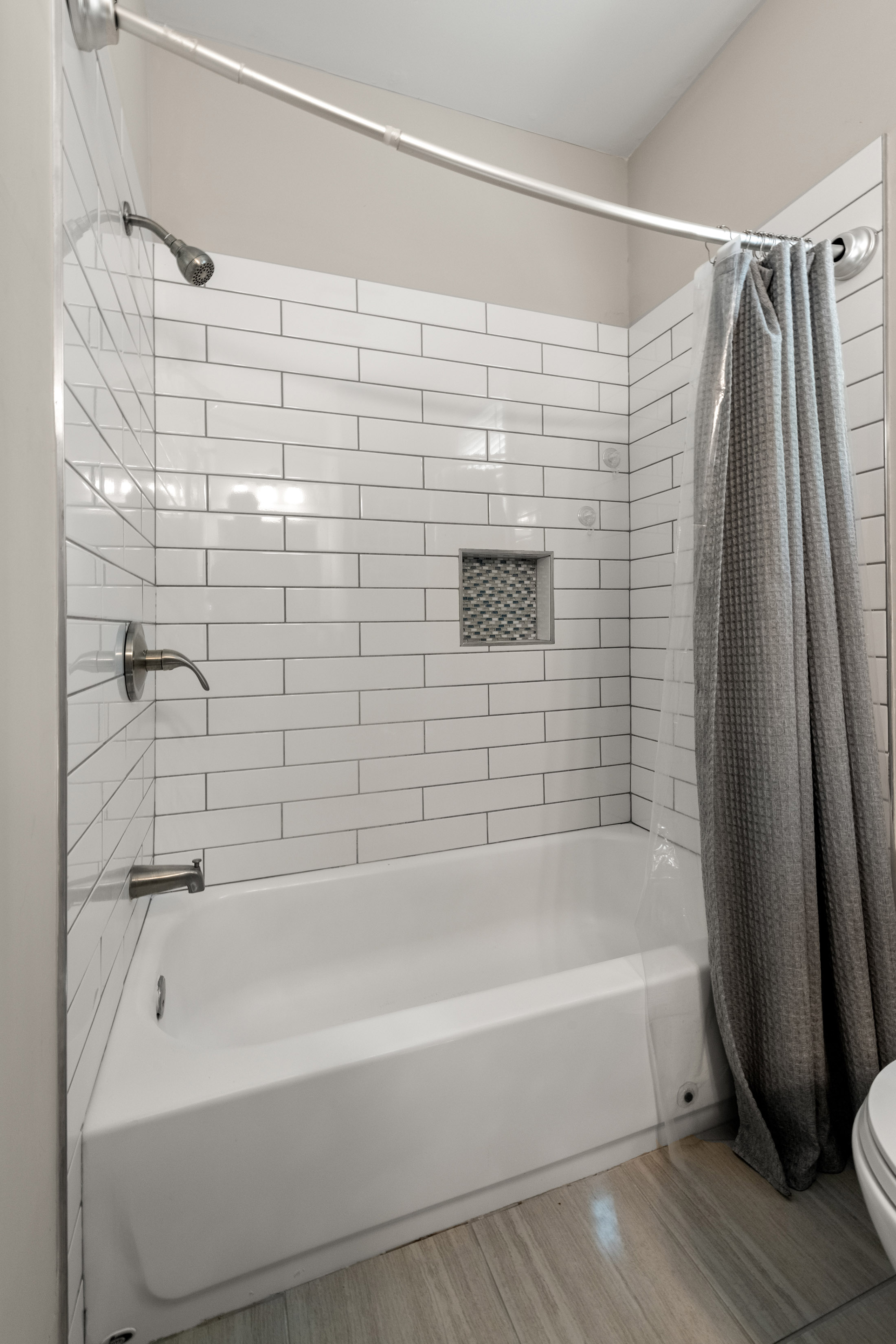  Bright Traditional with Custom Upgrades in Collier Heights - 物件實景