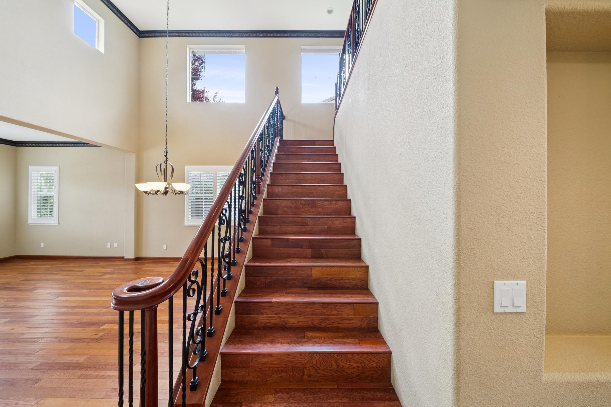  Gorgeous Two-Story Oakley Home - 物件實景