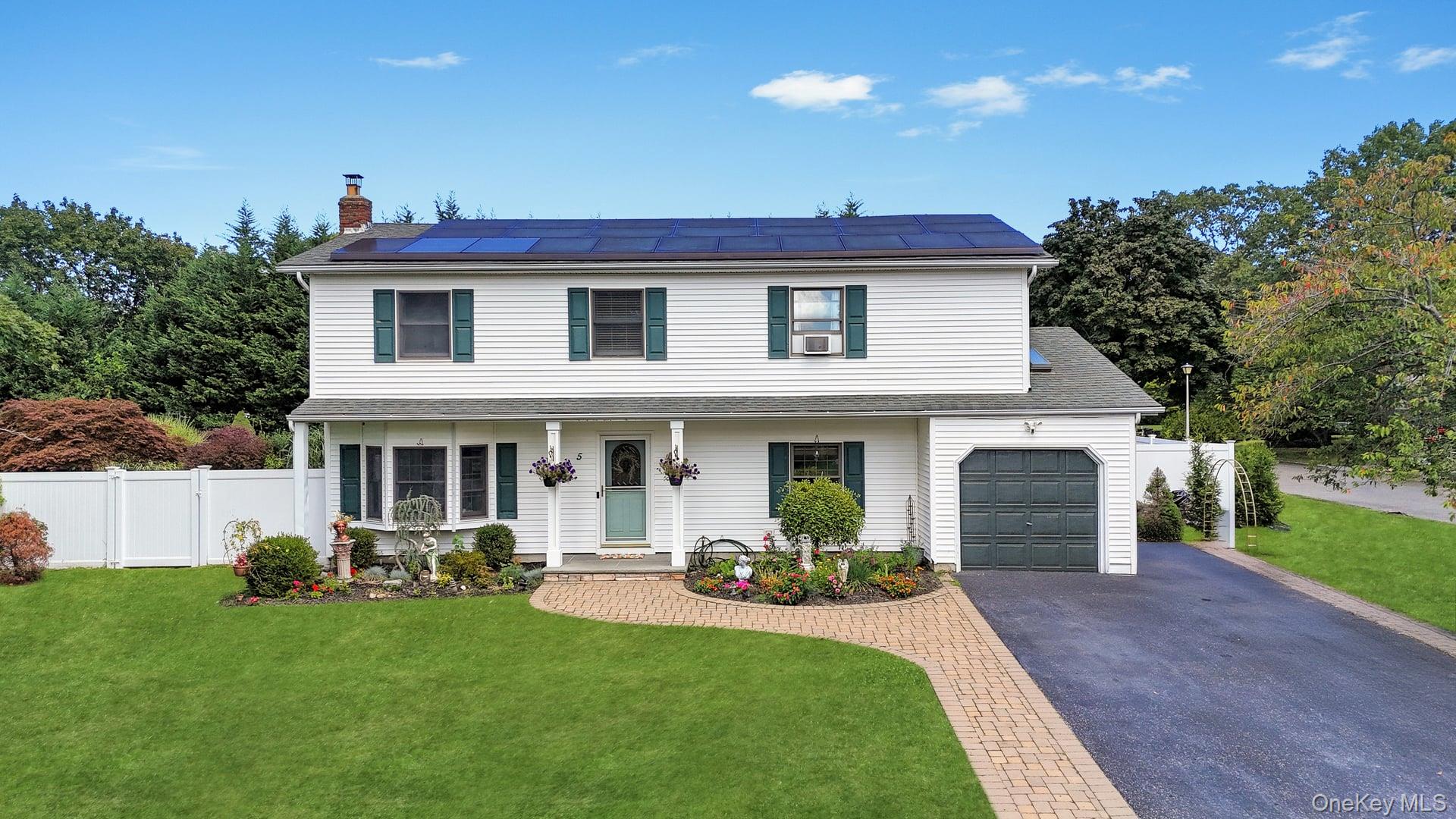 Port Jefferson Station, New York, 11776, United States, 4 Bedrooms Bedrooms, ,3 BathroomsBathrooms,Residential,For Sale,1941704