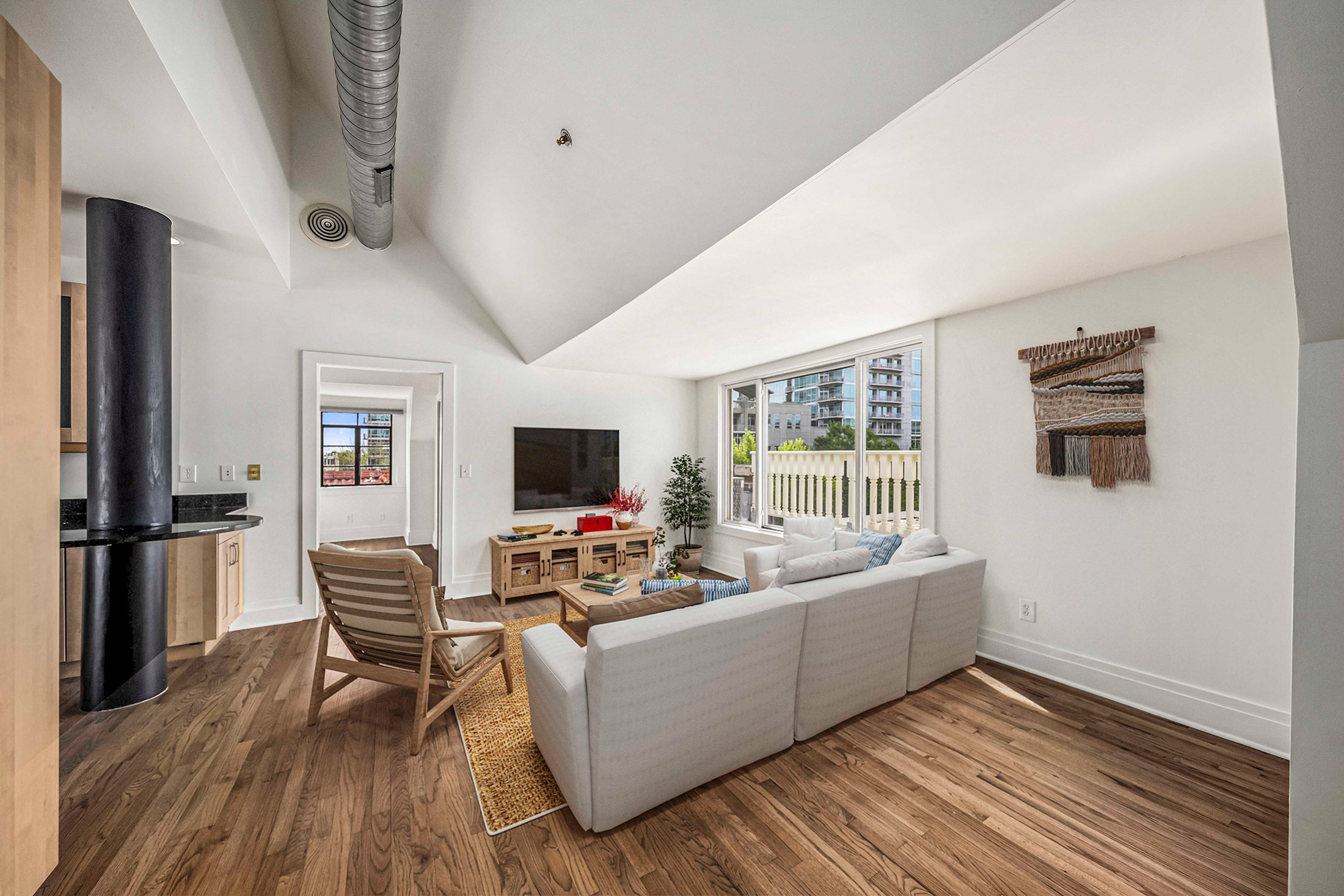  Two-Story Penthouse with Sweeping Skyline Views - 物件實景
