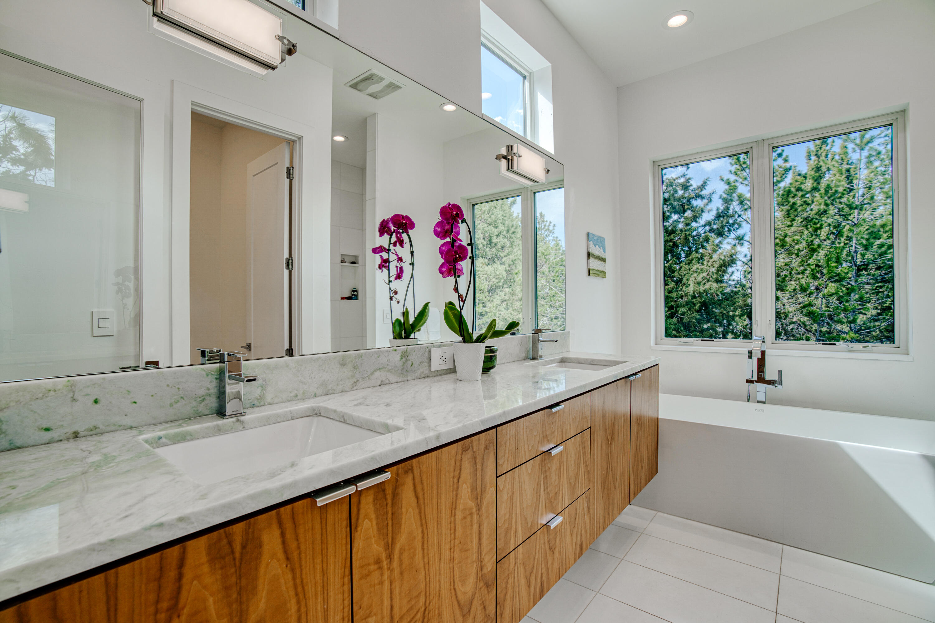 Bend, Oregon, 97703, United States, 3 Bedrooms Bedrooms, ,3 BathroomsBathrooms,Residential,For Sale,1826383
