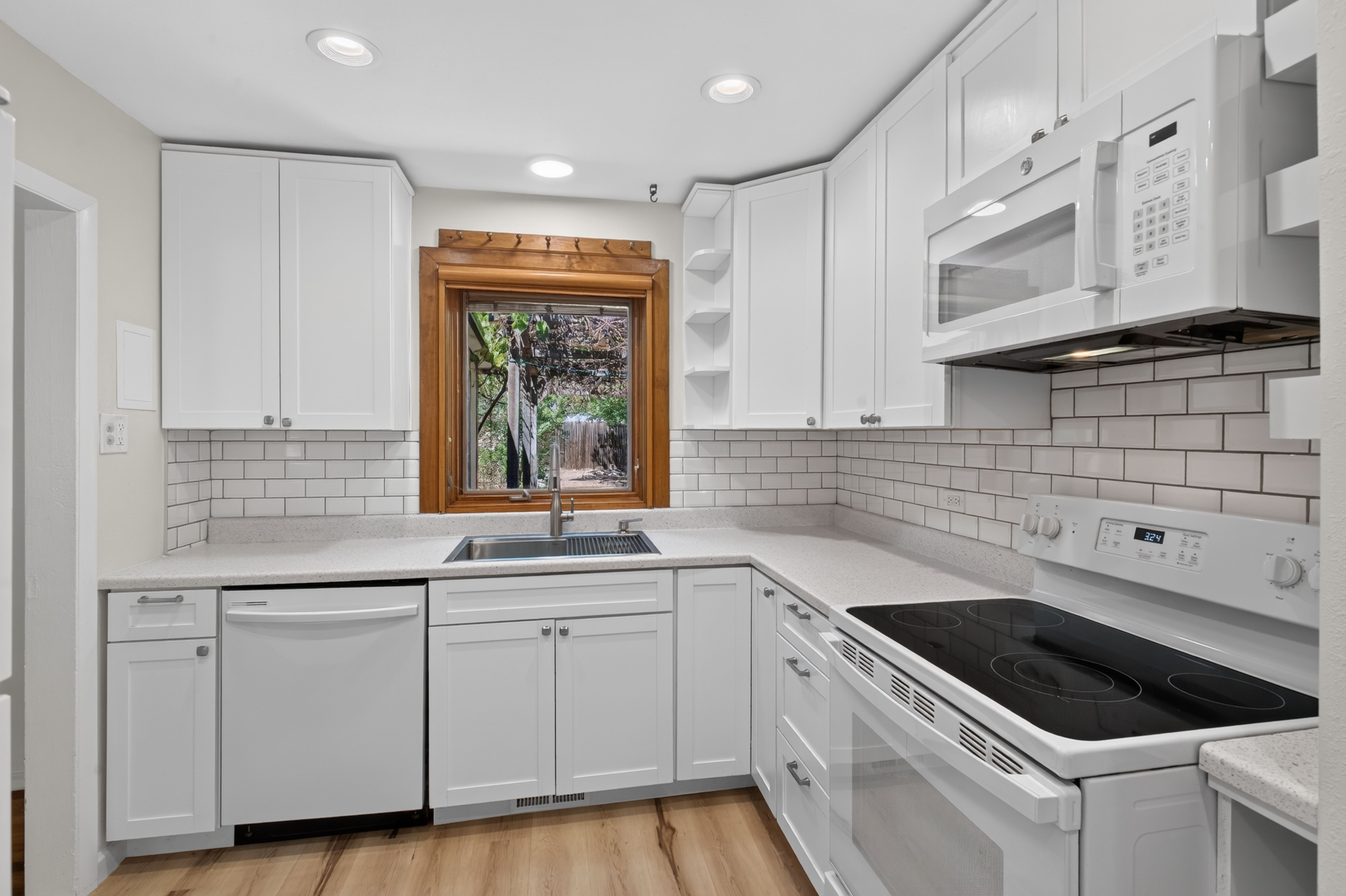  Charming Mayfair Brick Home: Sunroom Oasis & Private Pergola Backyard - 物件實景