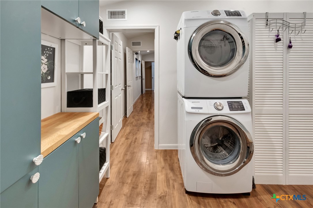 Hallettsville, Texas, 77964, United States, 2 Bedrooms Bedrooms, ,2 BathroomsBathrooms,Residential,For Sale,1989006