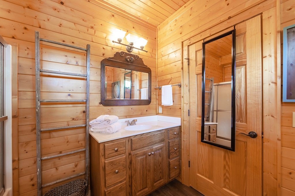 Sevierville, Tennessee, 37862, United States, 3 Bedrooms Bedrooms, ,7 BathroomsBathrooms,Residential,For Sale,1914651