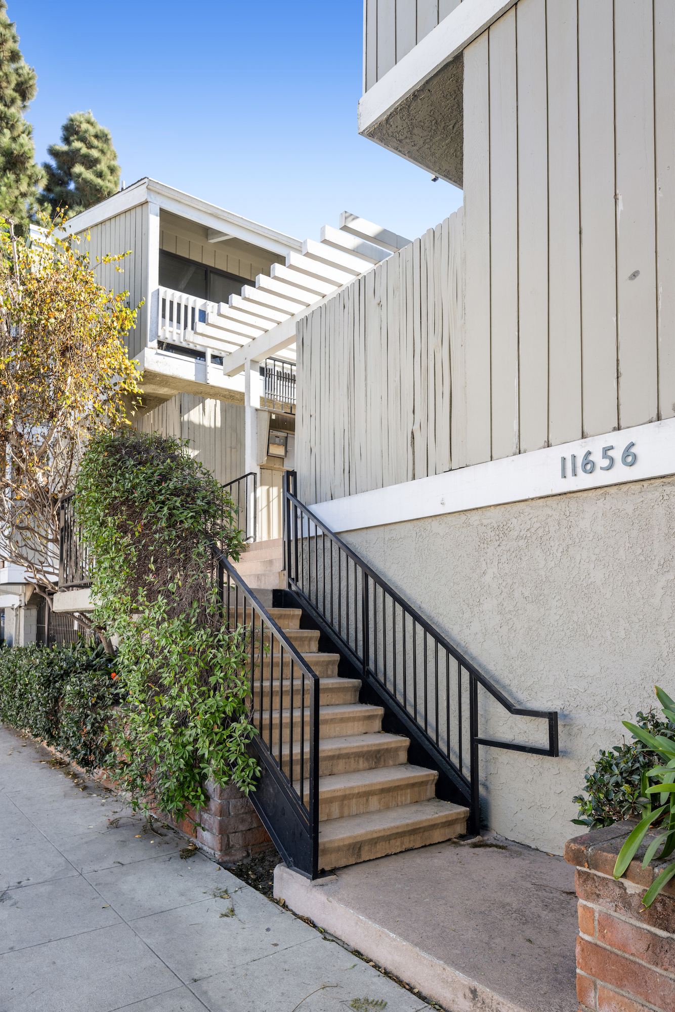 Los Angeles, California, 90025, United States, 2 Bedrooms Bedrooms, ,3 BathroomsBathrooms,Residential,For Sale,1860542