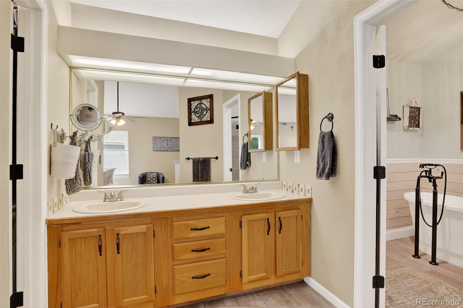 Littleton, Colorado, 80123, United States, 3 Bedrooms Bedrooms, ,3 BathroomsBathrooms,Residential,For Sale,1918351