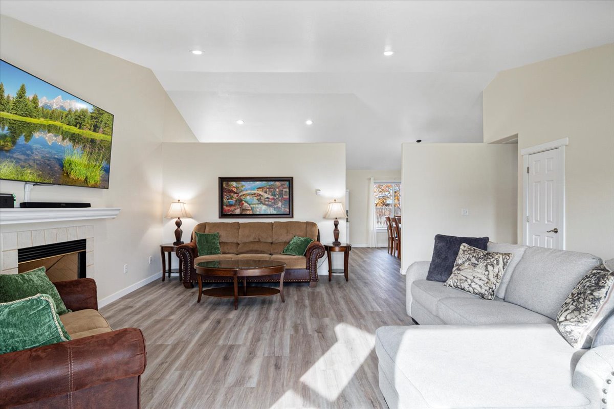 Redmond, Oregon, 97756, United States, 3 Bedrooms Bedrooms, ,2 BathroomsBathrooms,Residential,For Sale,1991530