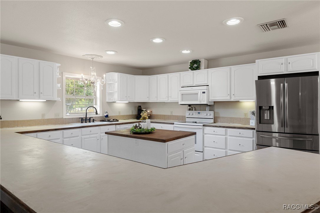 Crystal River, Florida, 34428, United States, 3 Bedrooms Bedrooms, ,3 BathroomsBathrooms,Residential,For Sale,1977079