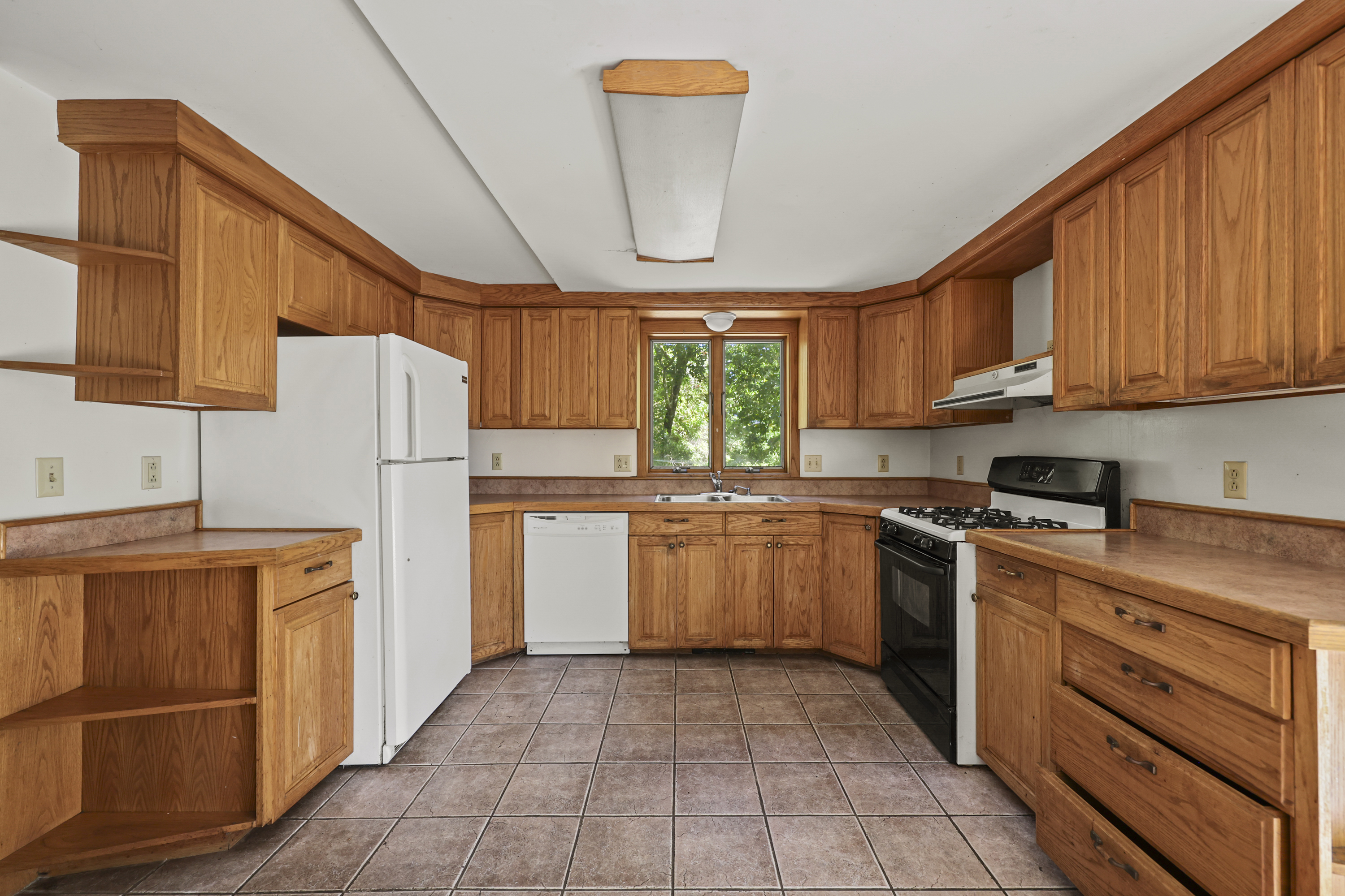  CHARMING STOCKBRIDGE 4-BED HOME AWAITS YOUR VISION - 物件實景