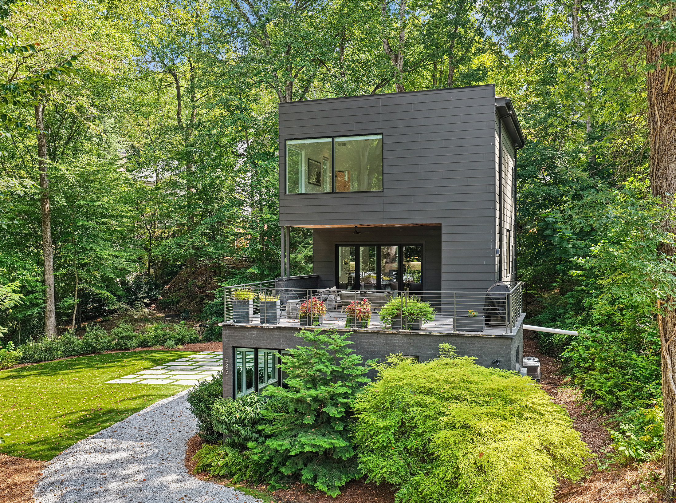  Striking Modern Home Offers Effortless Indoor-Outdoor Living - 物件實景