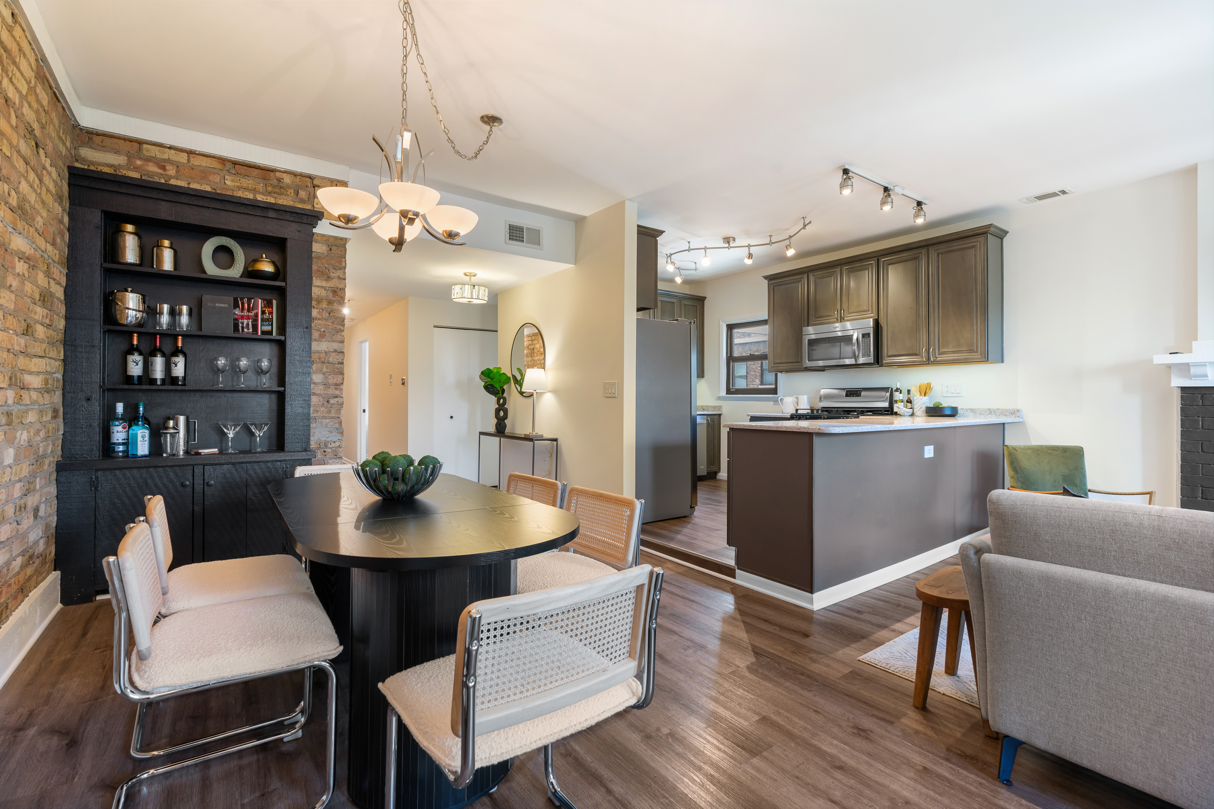  Spacious and Bright Condo in Prime Southeast Evanston Location - 物件實景