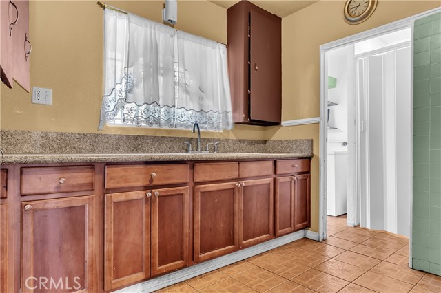 Los Angeles, California, 90062, United States, 5 Bedrooms Bedrooms, ,Residential,For Sale,1975907