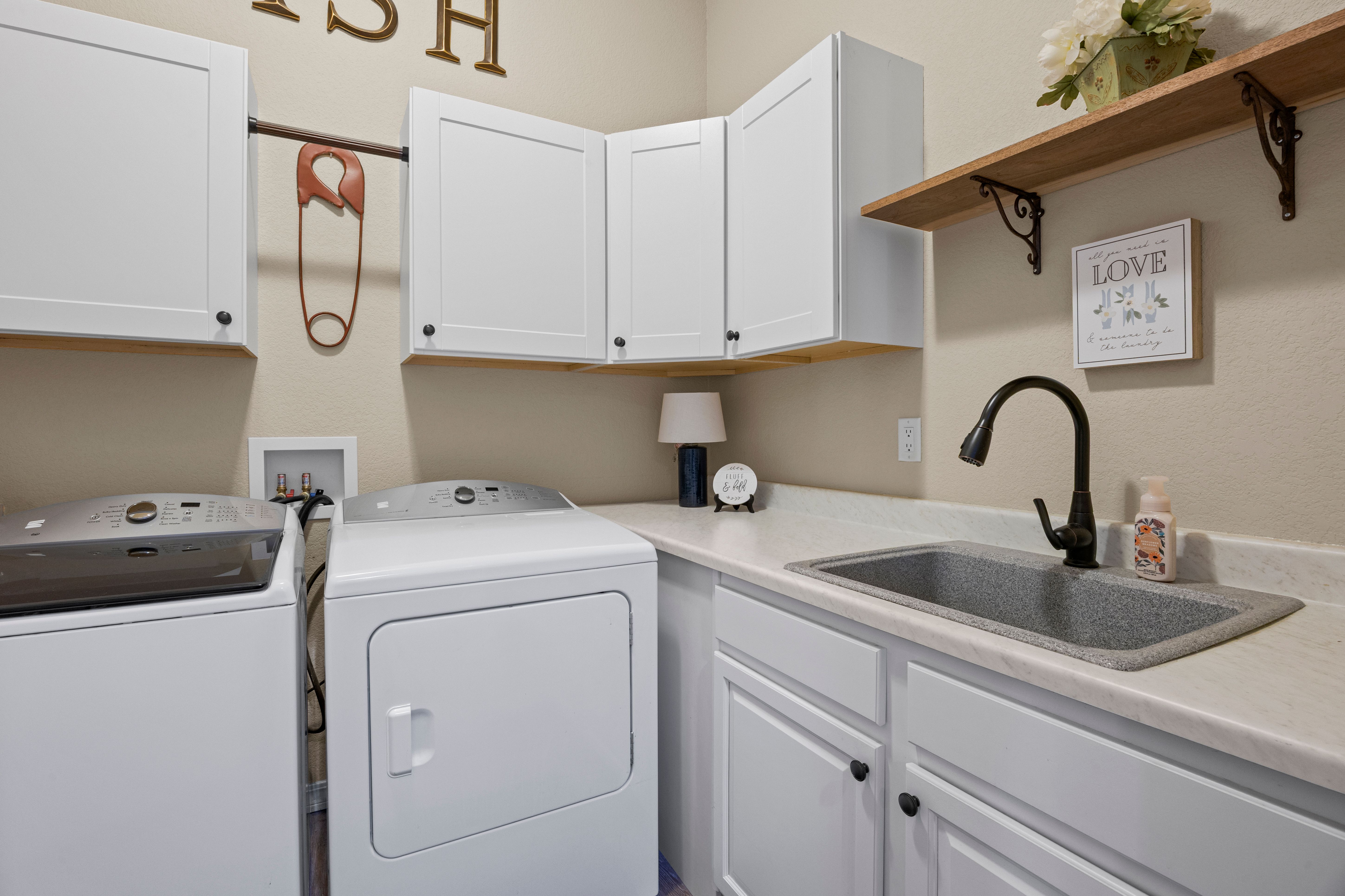  Open, Spacious, Upgraded, Walkout Rancher is Meticulous and with Views - 物件實景