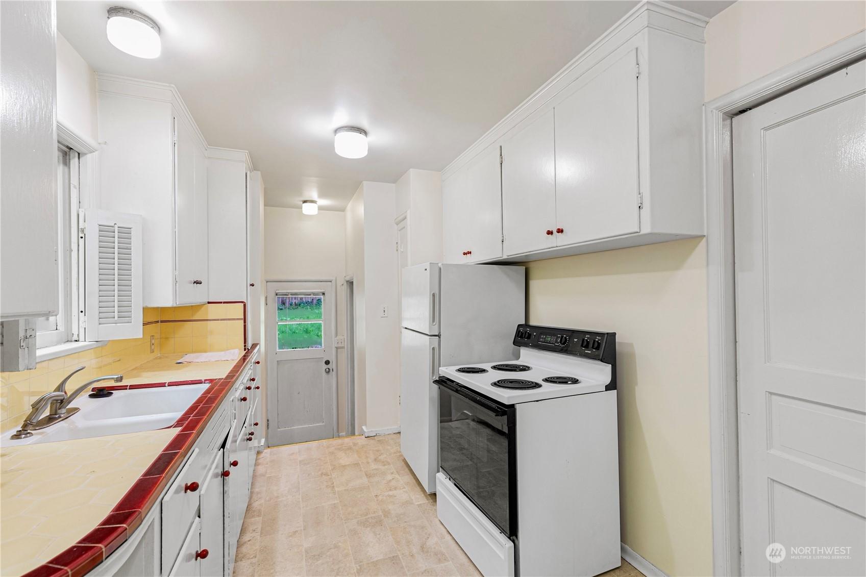 SEATTLE, Washington, 98199, United States, 2 Bedrooms Bedrooms, ,1 BathroomBathrooms,Residential,For Sale,1695948