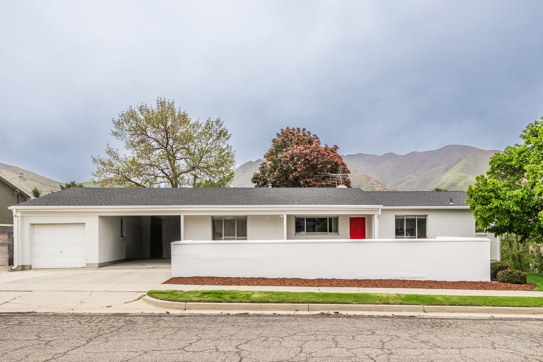  Elegant Contemporary Rambler in Sought After Neighborhood - 物件實景