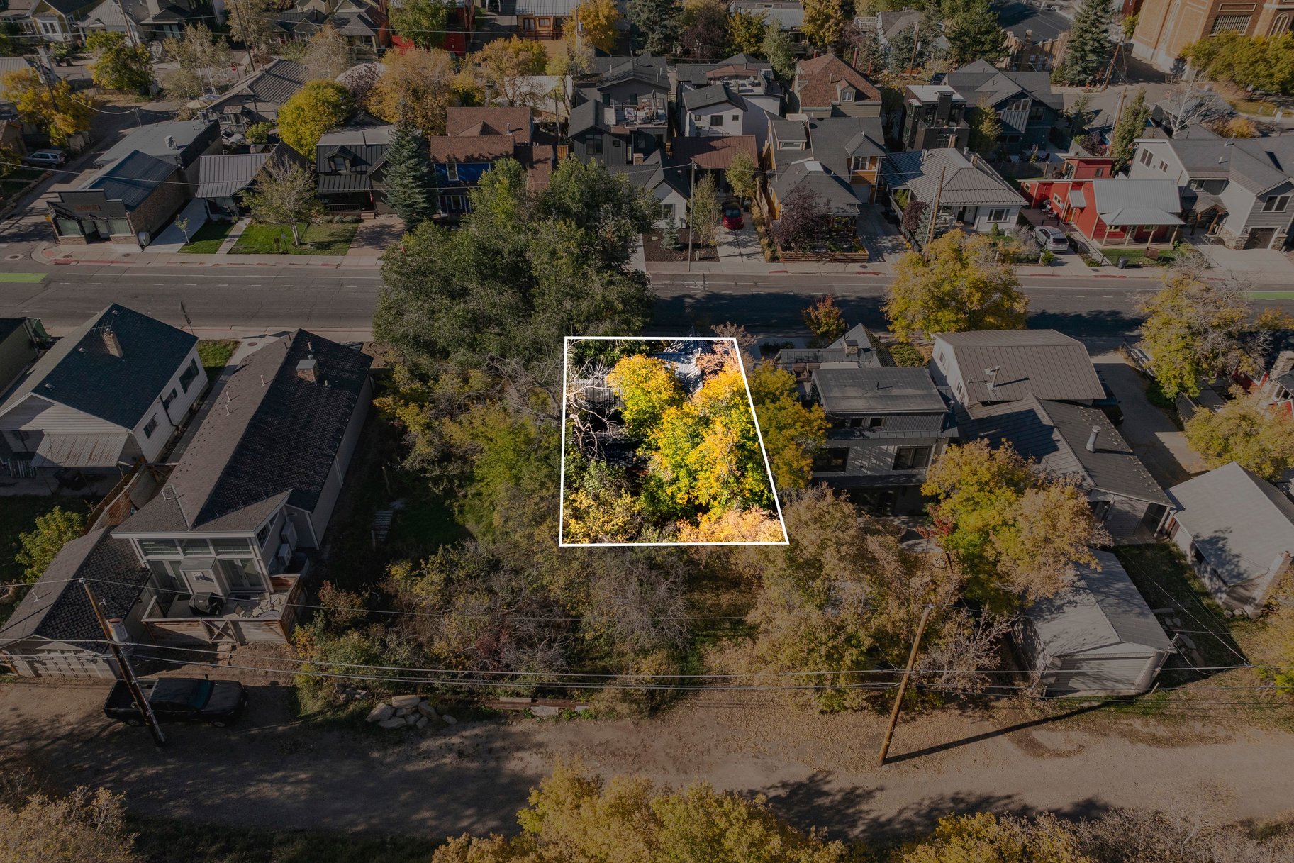  Redevelopment Opportunity on a Flat Lot Walkable to Main Street and Town Lift - 物件實景