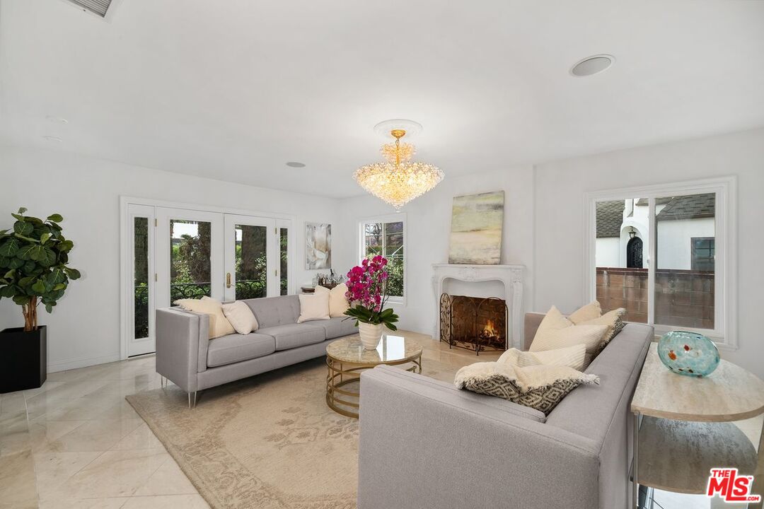 Los Angeles, California, 90048, United States, 4 Bedrooms Bedrooms, ,4 BathroomsBathrooms,Residential,For Sale,1912253