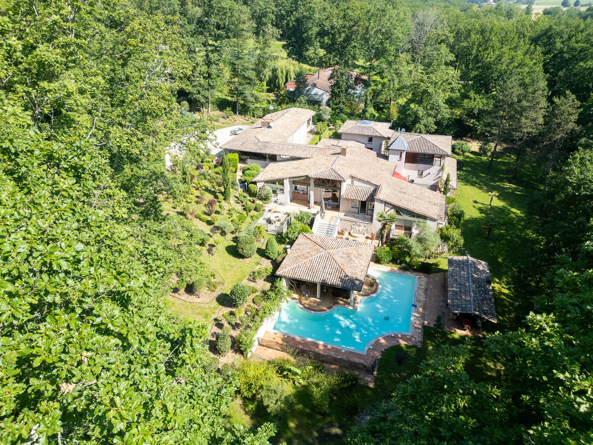  Superb property set in landscaped grounds near an 18-hole golf course. - 物件實景