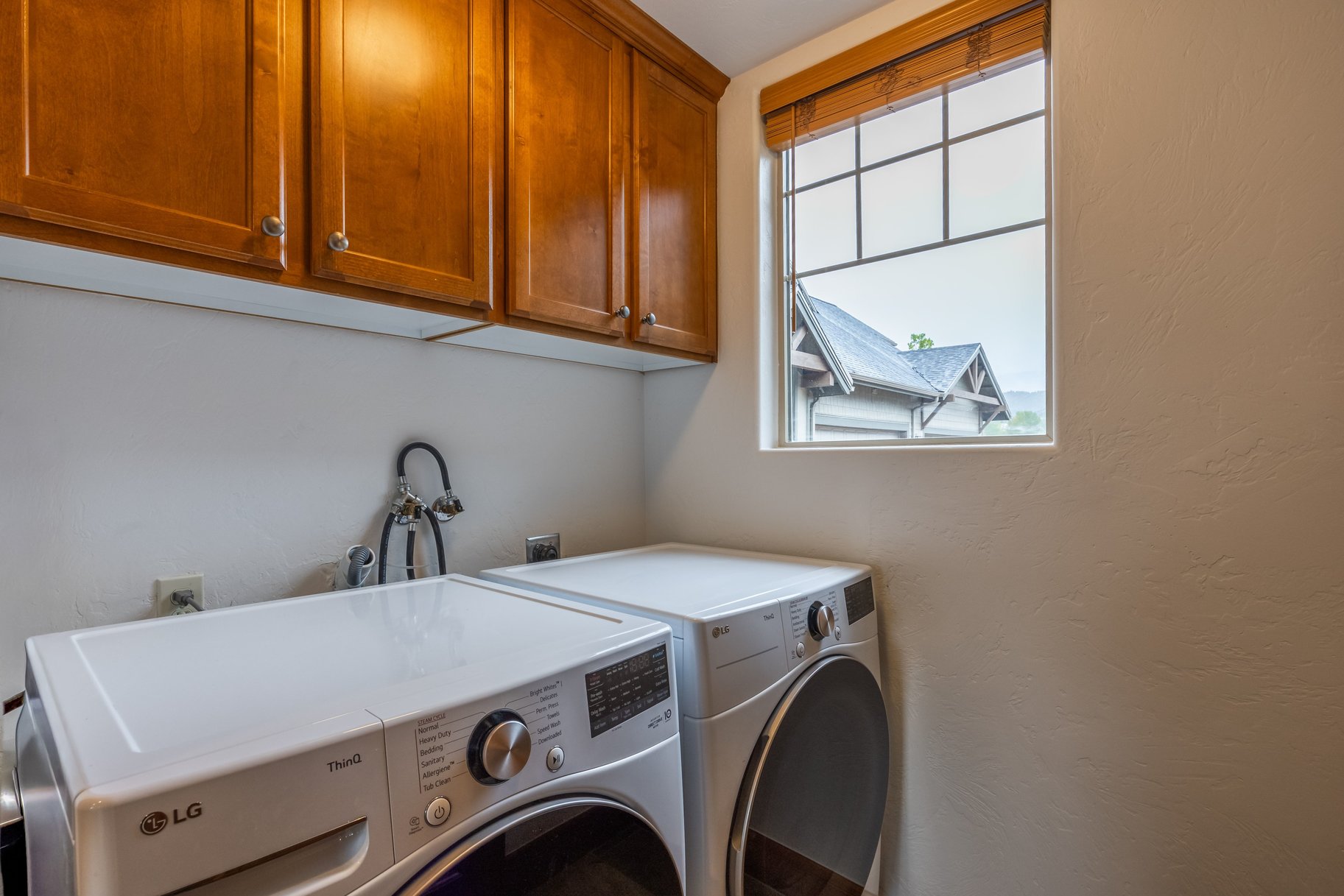  3-Bedroom Fox Point Townhome with 2-Car Garage & Newly Updated Kitchen - 物件實景