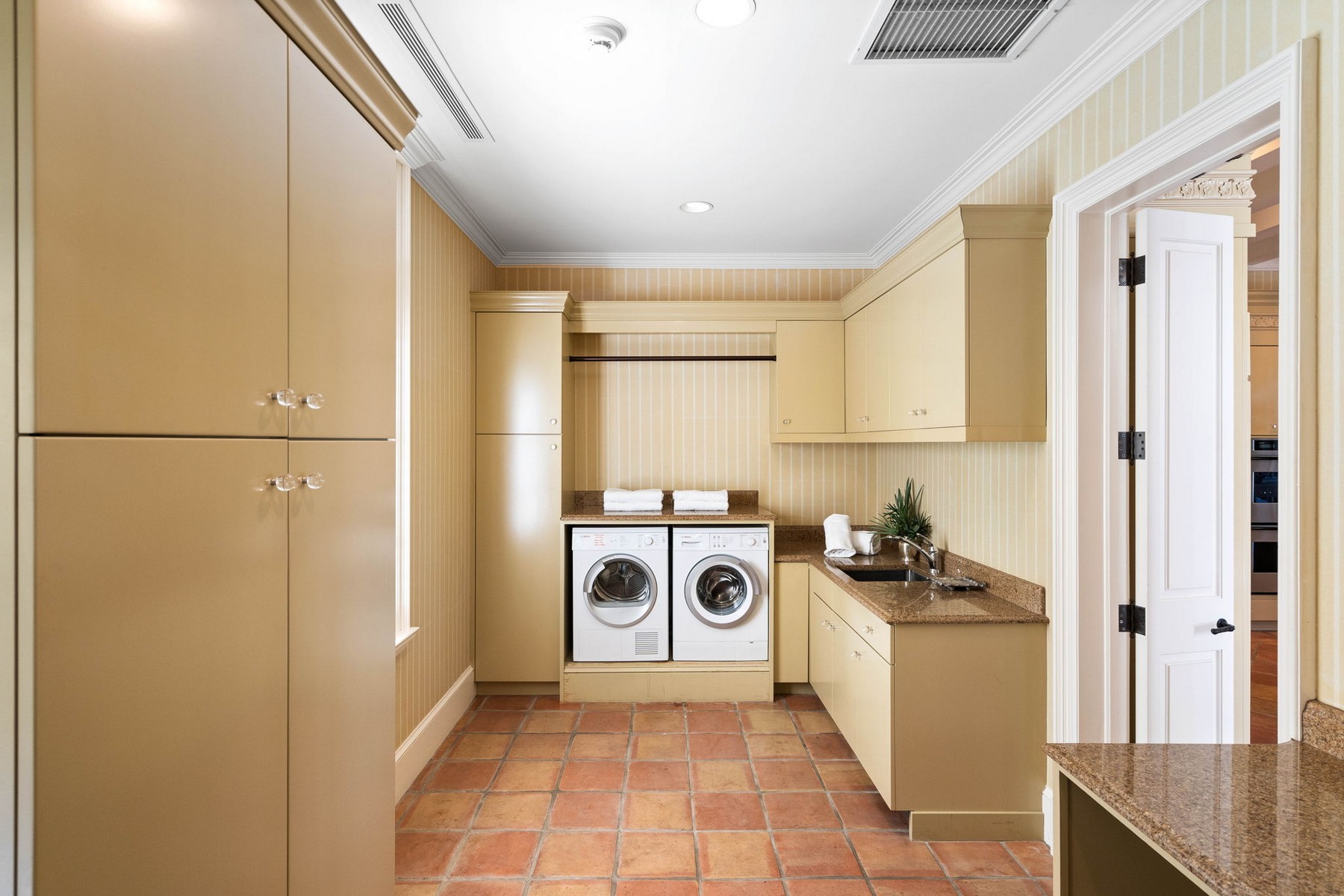  318 West 46th Street - 物件實景