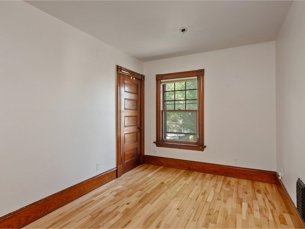 Burlington, Vermont, 05401, United States, 5 Bedrooms Bedrooms, ,2 BathroomsBathrooms,Residential,For Sale,1862244