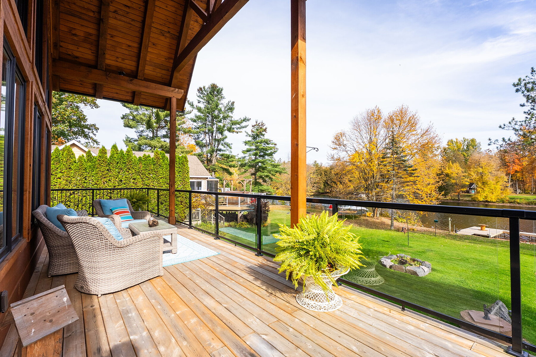  Inviting Waterfront Log Home - 物件實景