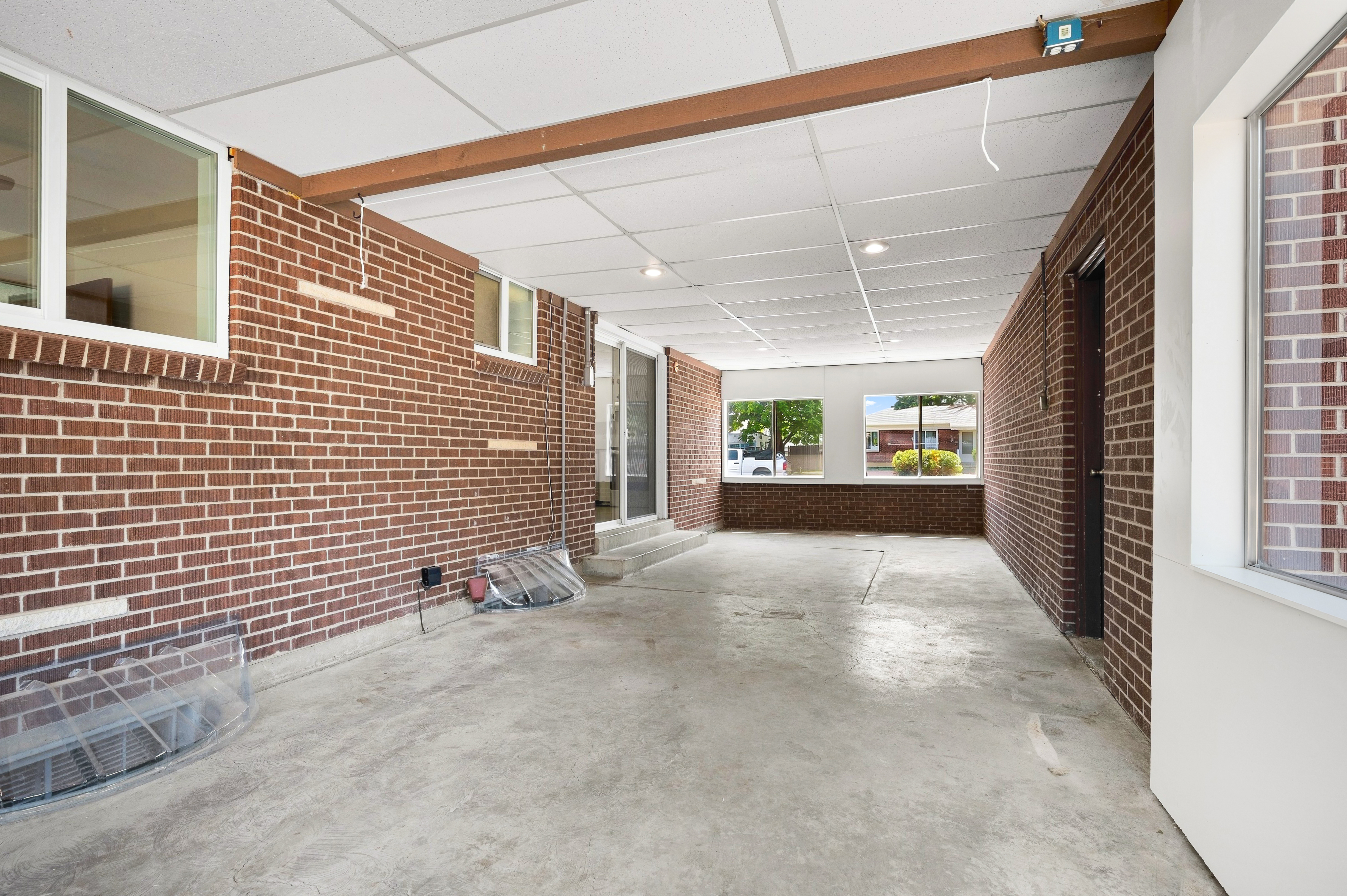  All Brick Ranch Home Offering Residential Comfort with Commercial Potential - 物件實景