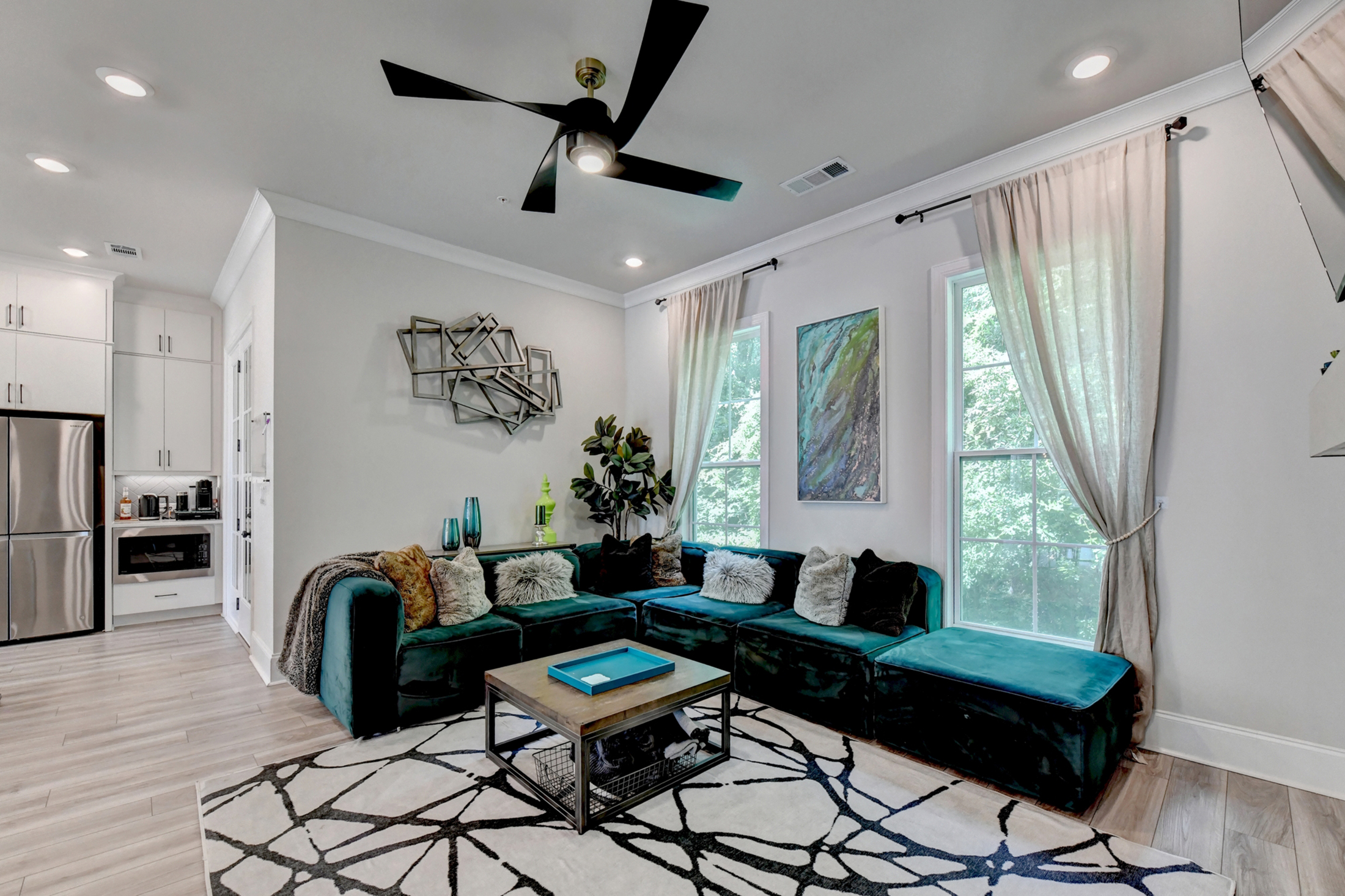  Welcome Home to this Magnificent Three-Story Townhome - 物件實景