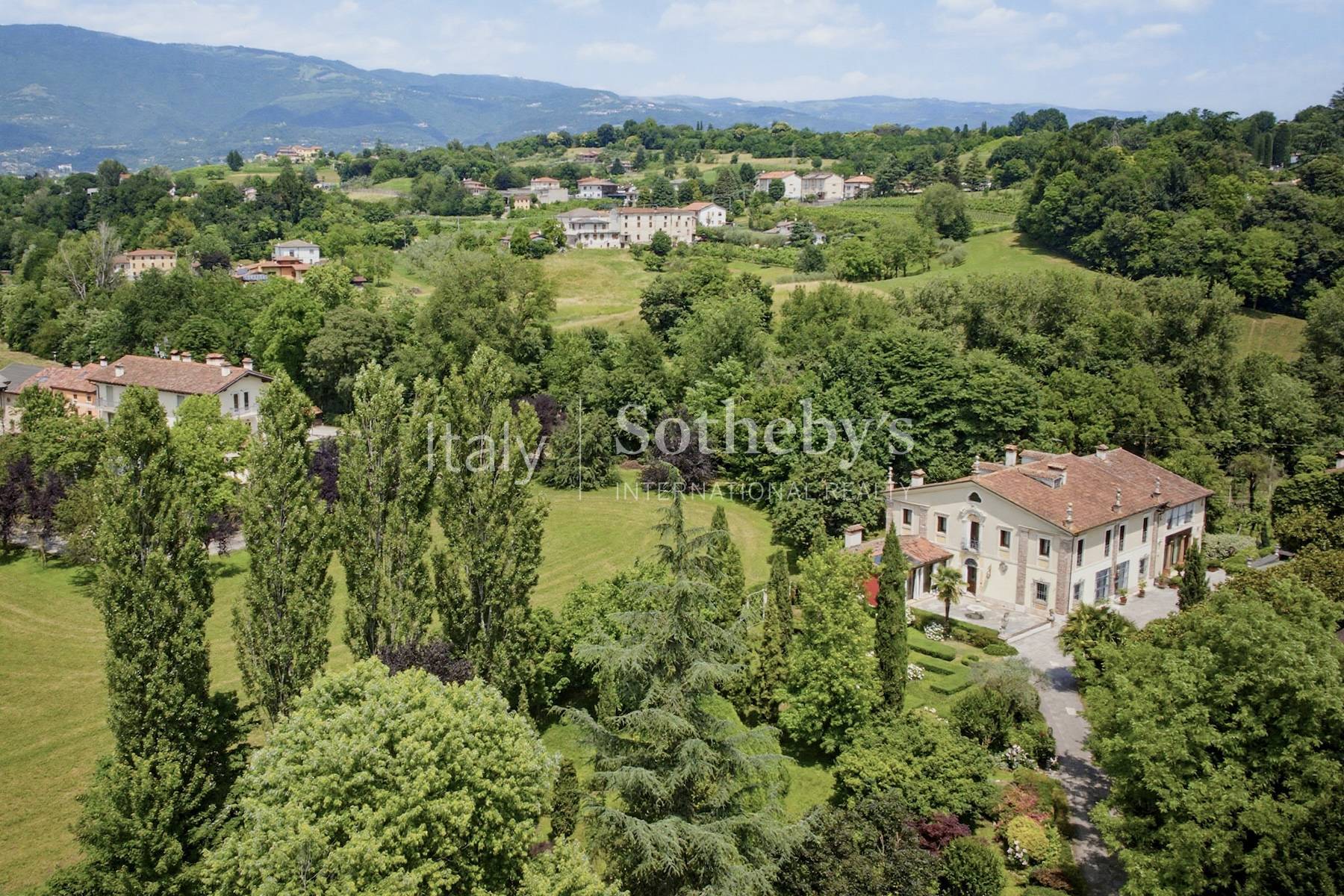  Restored country villa with an Italianstyle garden - 物件實景