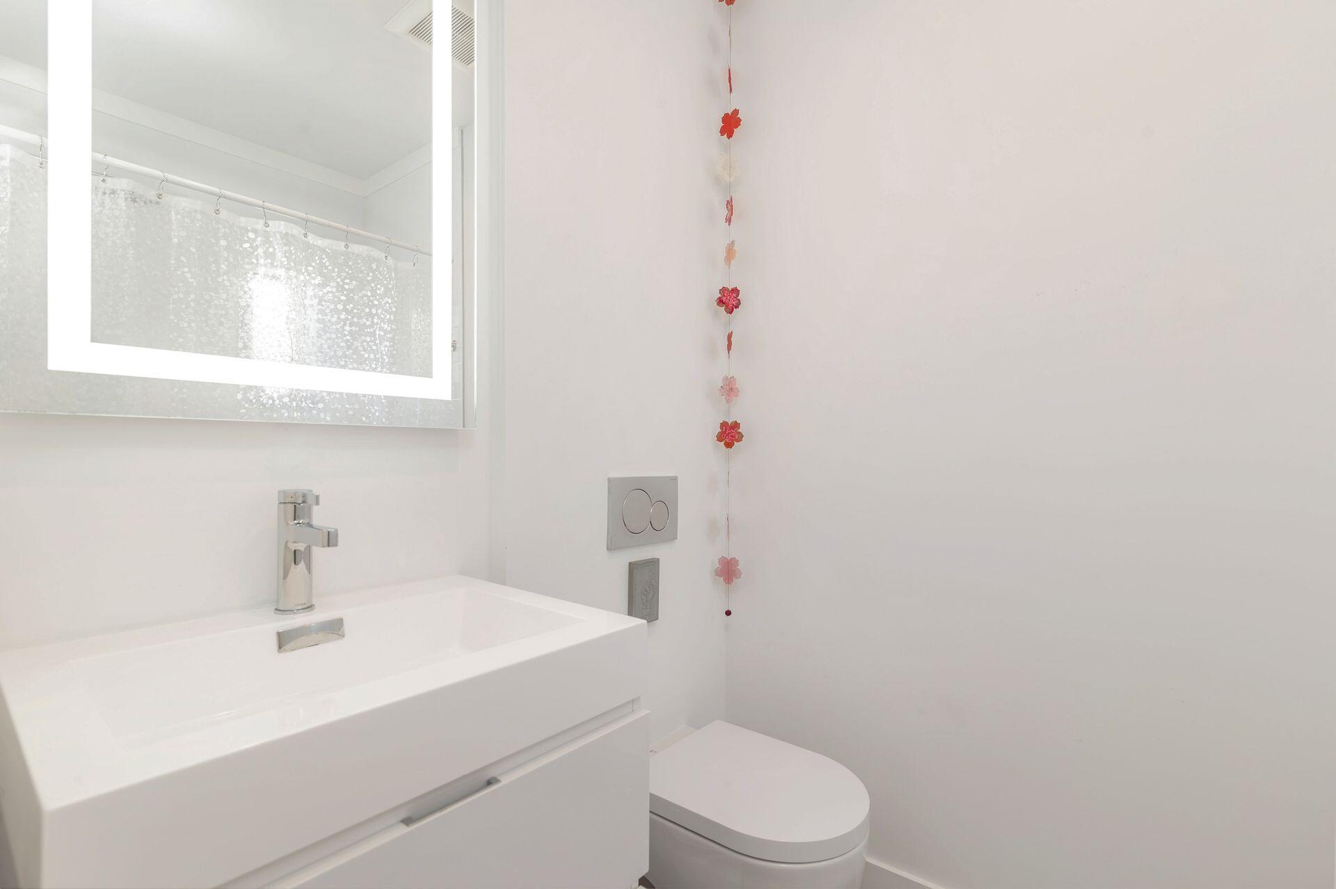 West Palm Beach, Florida, 33401, United States, 2 Bedrooms Bedrooms, ,3 BathroomsBathrooms,Residential,For Sale,2001645