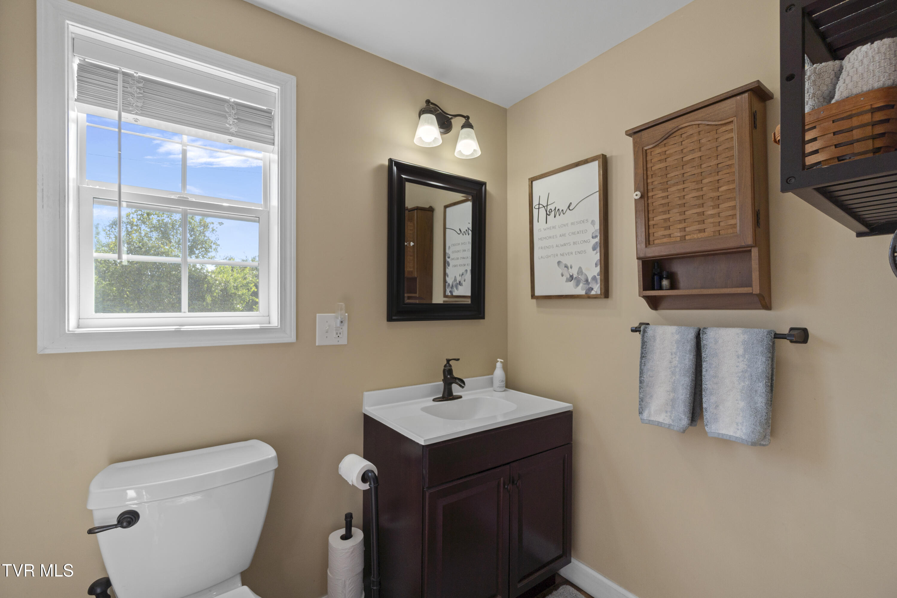 Greeneville, Tennessee, 37745, United States, 3 Bedrooms Bedrooms, ,3 BathroomsBathrooms,Residential,For Sale,2039547