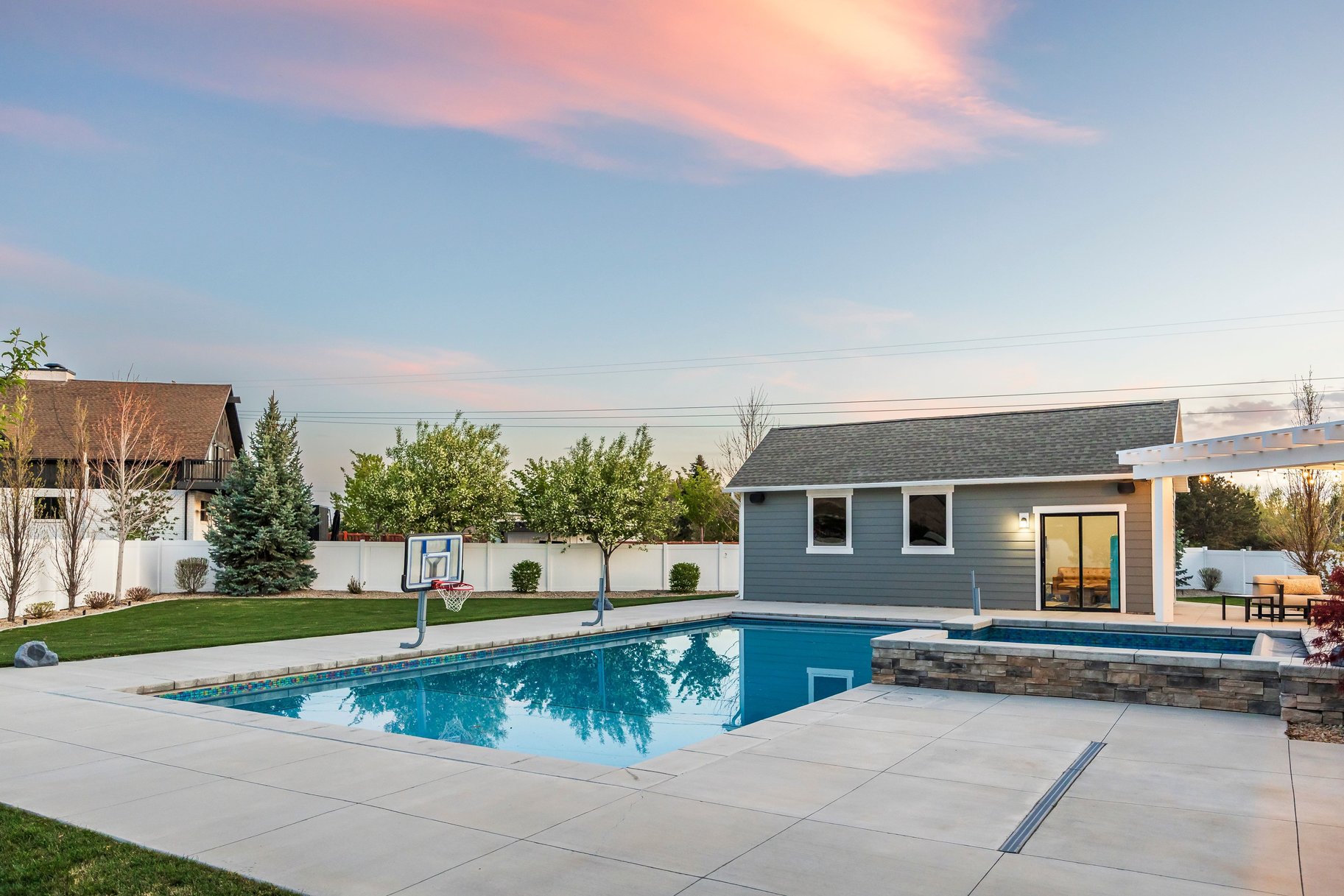  Beautiful Craftsman Rambler With Basement Apartment, Sports Pool and Pool House - 物件實景
