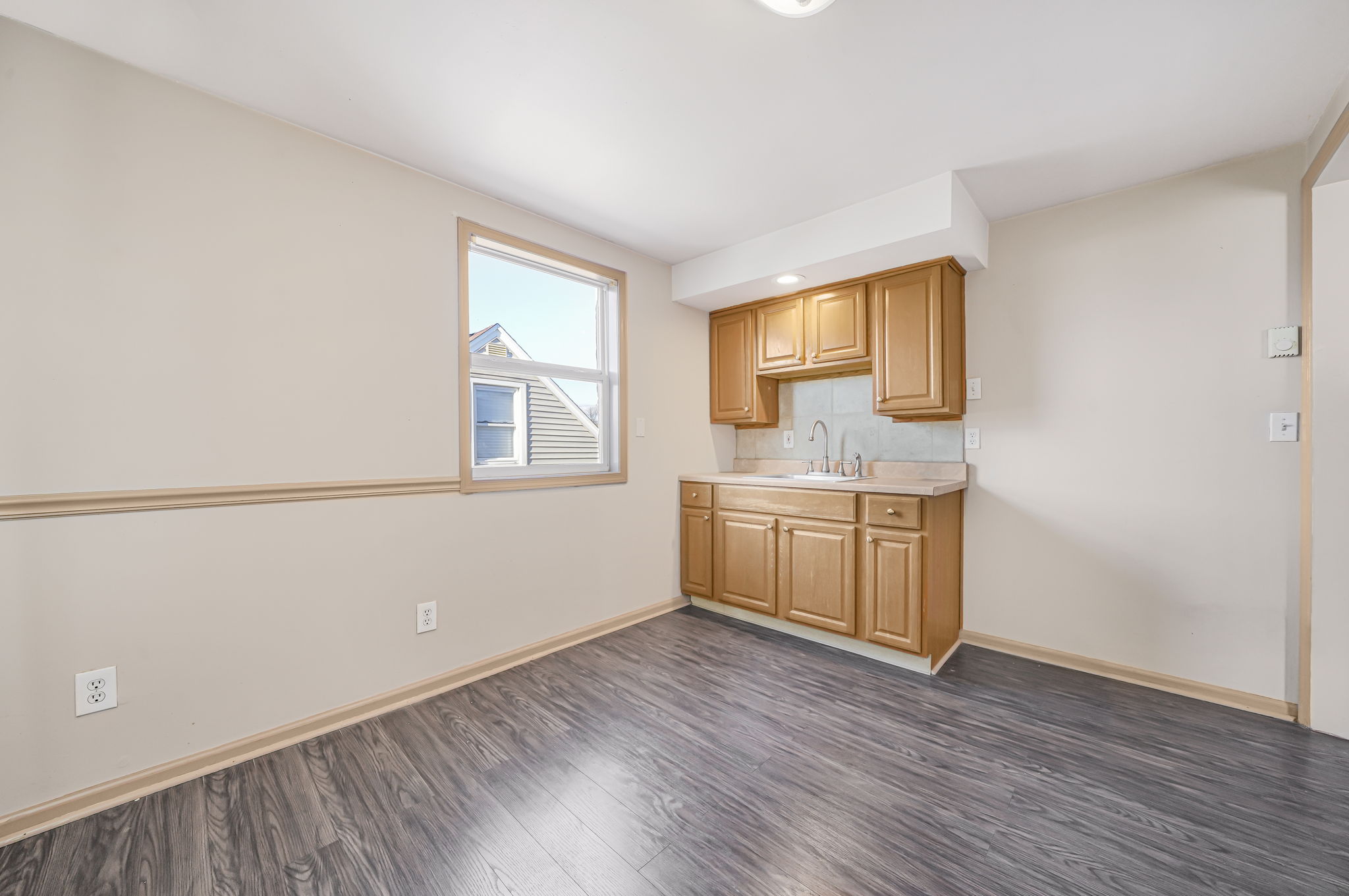 Elmwood Park, New Jersey, 07407, United States, 4 Bedrooms Bedrooms, ,2 BathroomsBathrooms,Residential,For Sale,2009645